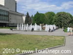 Днепропетровский фонтан возле Оперного театра Днепропетровский фонтан возле Оперного театра