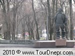 Памятник Валерию Чкалову в Днепропетровском парке запорожского казака Лазаря Глобы Памятник Валерию Чкалову в Днепропетровском парке запорожского казака Лазаря Глобы