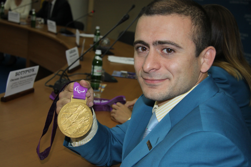 Губернатор Александр Вилкул провел торжественную встречу со спортсменами Днепропетровщины Губернатор Александр Вилкул провел торжественную встречу со спортсменами Днепропетровщины