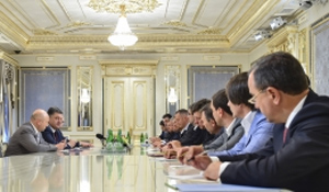 Президент провел встречу с лидерами депутатских фракций и групп Верховной Рады Президент провел встречу с лидерами депутатских фракций и групп Верховной Рады
