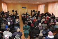 Пообщаться с мэром Днепропетровска собрались более 300 жителей поселка Мирного, относящегося к городу Днепропетровску Пообщаться с мэром Днепропетровска собрались более 300 жителей поселка Мирного, относящегося к городу Днепропетровску