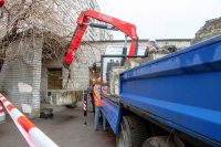 В Днепре блокируют незаконные наливайки бетонными плитами В Днепре блокируют незаконные наливайки бетонными плитами