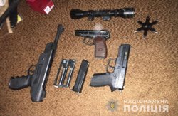 В результате в квартире одного из подозреваемых были обнаружены граната Ф-1 с запалом, три пневматических пистолета, пневматическая винтовка с оптическим прицелом, револьвер Флобера, денежные средства и наркотическое вещество растительного происхождения. В результате в квартире одного из подозреваемых были обнаружены граната Ф-1 с запалом, три пневматических пистолета, пневматическая винтовка с оптическим прицелом, револьвер Флобера, денежные средства и наркотическое вещество растительного происхождения.