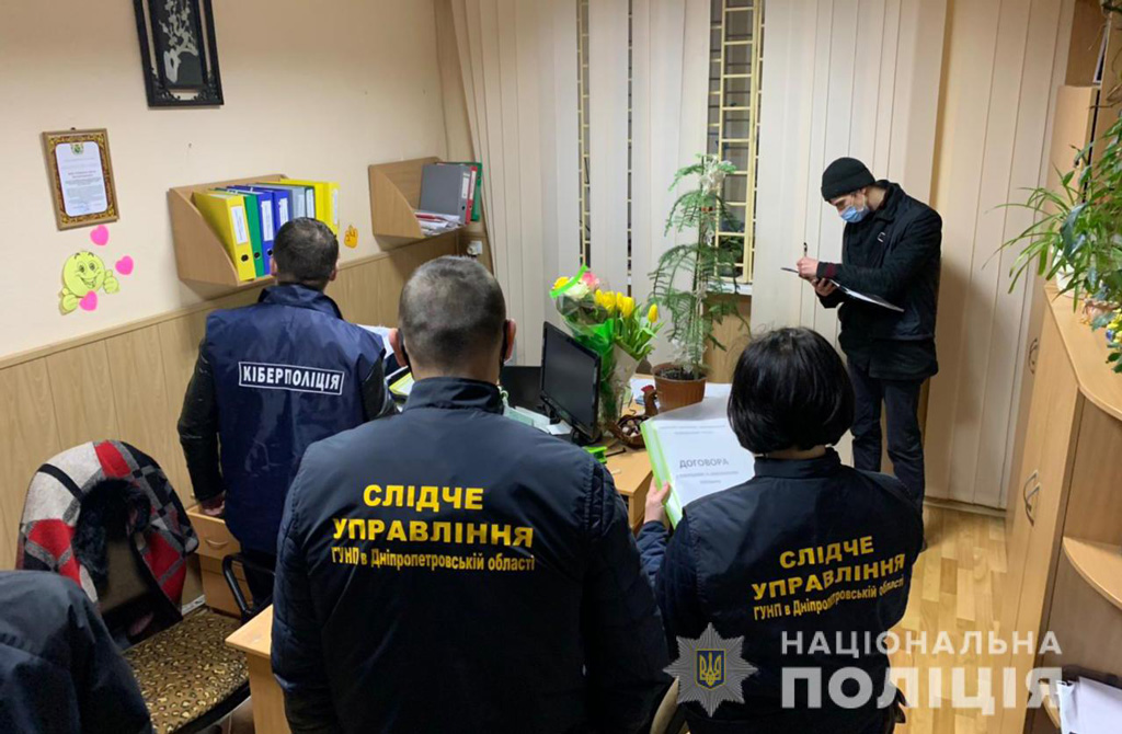 На Днепропетровщине полицейские задержали членов преступной группы, которые организовали конвертационный центр для отмывания денег На Днепропетровщине полицейские задержали членов преступной группы, которые организовали конвертационный центр для отмывания денег