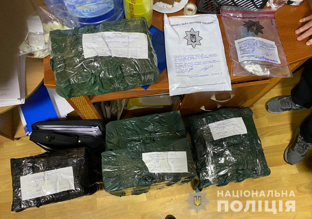 На Днепропетровщине полицейские задержали членов преступной группы, которые организовали конвертационный центр для отмывания денег На Днепропетровщине полицейские задержали членов преступной группы, которые организовали конвертационный центр для отмывания денег