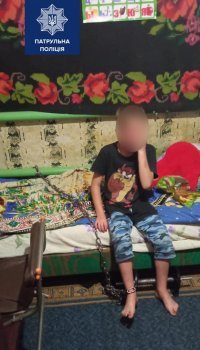 В Кривом Роге полицейские освободили 7-летнего мальчика, которого сожитель матери удерживал на цепи В Кривом Роге полицейские освободили 7-летнего мальчика, которого сожитель матери удерживал на цепи
