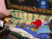 В Кривом Роге полицейские освободили 7-летнего мальчика, которого сожитель матери удерживал на цепи В Кривом Роге полицейские освободили 7-летнего мальчика, которого сожитель матери удерживал на цепи