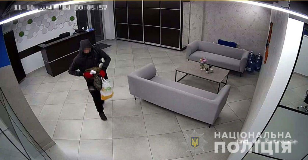 По подозрению в совершении кражи из офиса полицейские Днепра разоблачили двух мужчин По подозрению в совершении кражи из офиса полицейские Днепра разоблачили двух мужчин