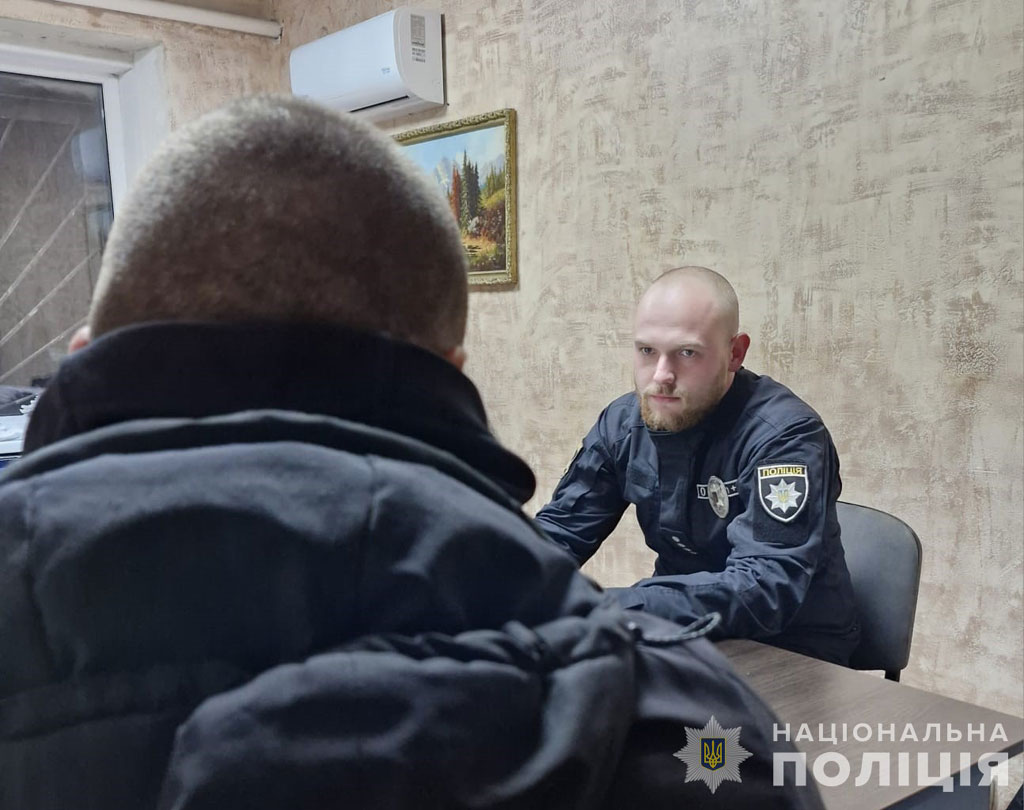 В Каменском полицейские задержали мужчину за разбойное нападение на двух горожан В Каменском полицейские задержали мужчину за разбойное нападение на двух горожан