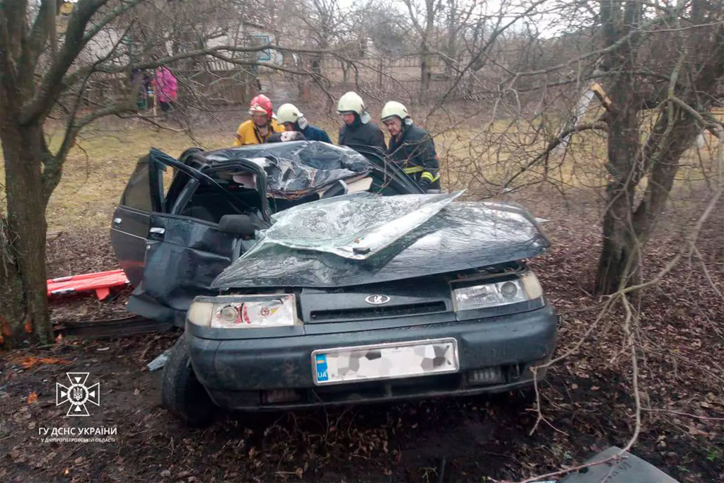Павлоградский район: спасатели деблокировали водителя из поврежденного в результате ДТП автомобиля Павлоградский район: спасатели деблокировали водителя из поврежденного в результате ДТП автомобиля