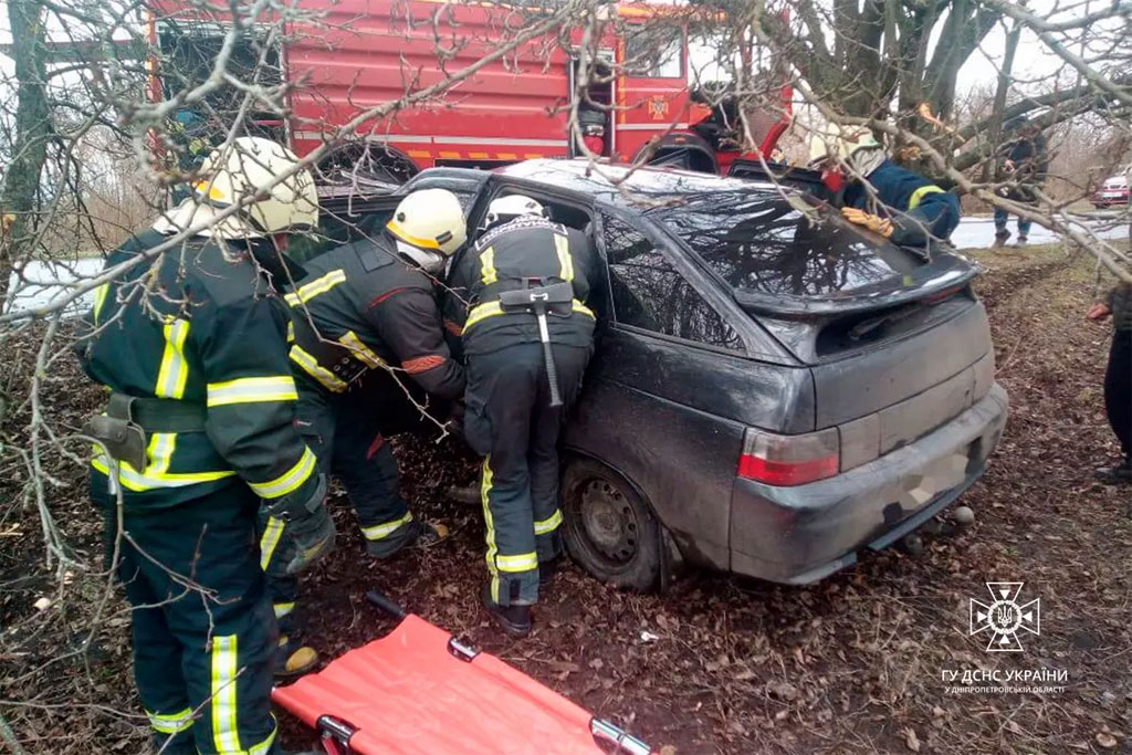 Павлоградский район: спасатели деблокировали водителя из поврежденного в результате ДТП автомобиля Павлоградский район: спасатели деблокировали водителя из поврежденного в результате ДТП автомобиля