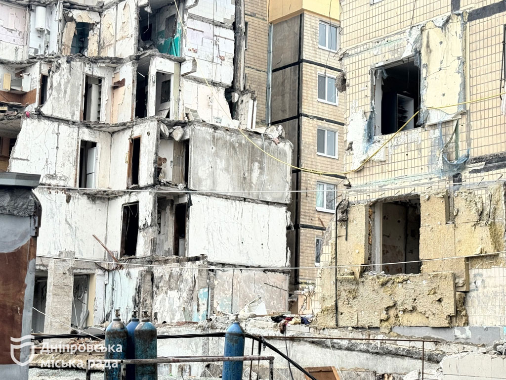 В Днепре приступили к демонтажу 3-го подъезда в доме № 118 по ул. Набережная Победы, куда год назад попала ракета В Днепре приступили к демонтажу 3-го подъезда в доме № 118 по ул. Набережная Победы, куда год назад попала ракета