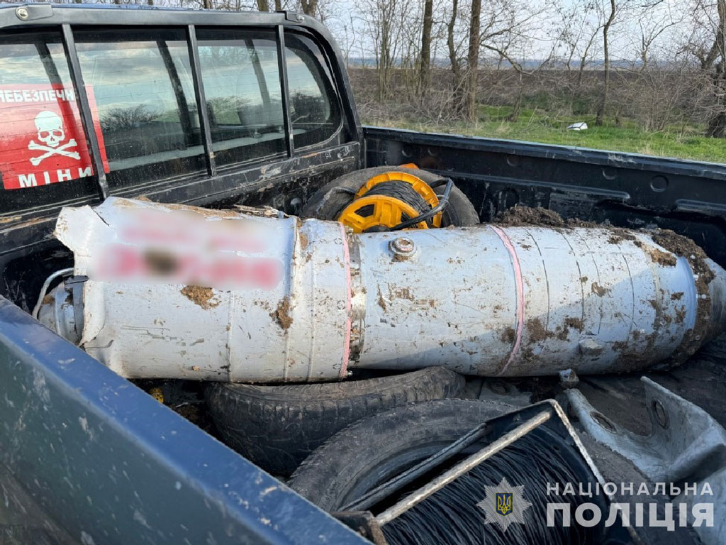 На полях Днепропетровской области взрывотехники продолжают собирать обломки не разорванных российских ракет На полях Днепропетровской области взрывотехники продолжают собирать обломки не разорванных российских ракет