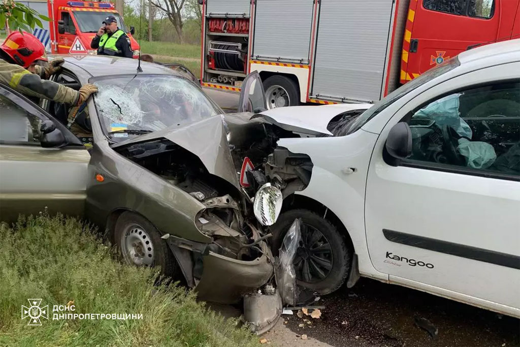 В Кривом Роге спасатели деблокировали двух травмированных людей из помятого в результате ДТП автомобиля В Кривом Роге спасатели деблокировали двух травмированных людей из помятого в результате ДТП автомобиля