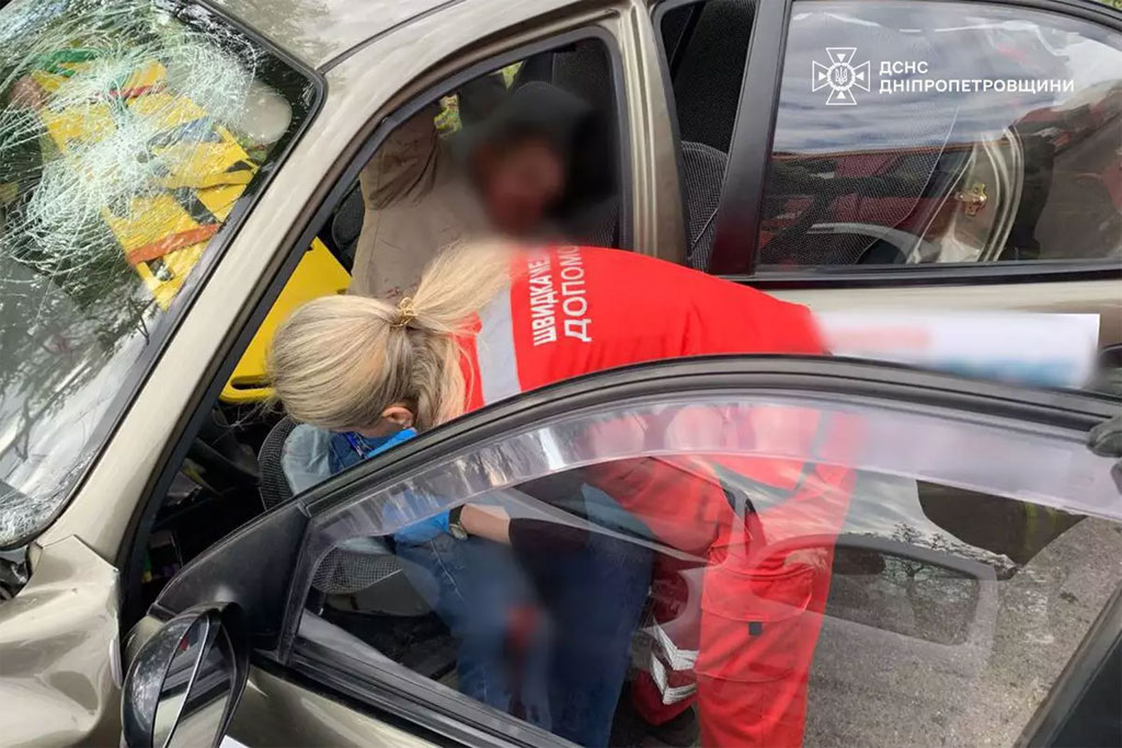 В Кривом Роге спасатели деблокировали двух травмированных людей из помятого в результате ДТП автомобиля В Кривом Роге спасатели деблокировали двух травмированных людей из помятого в результате ДТП автомобиля