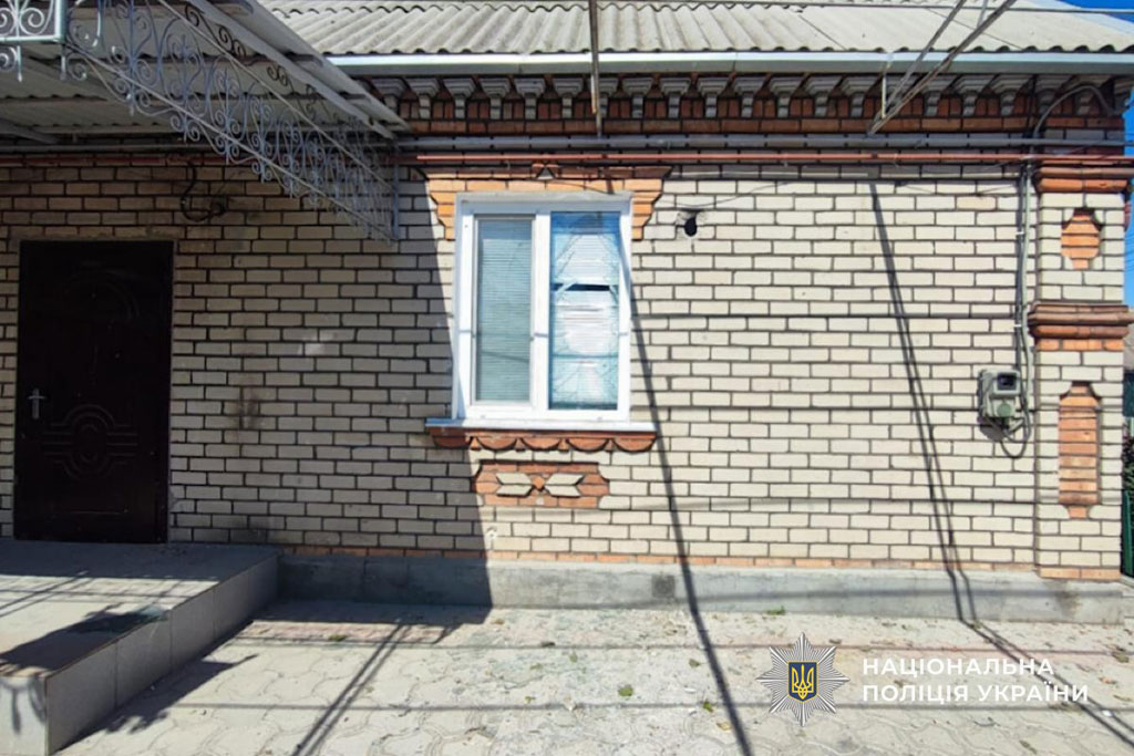 Полицейские работают на местах вражеских ударов и документируют последствия обстрелов Днепропетровщины Полицейские работают на местах вражеских ударов и документируют последствия обстрелов Днепропетровщины