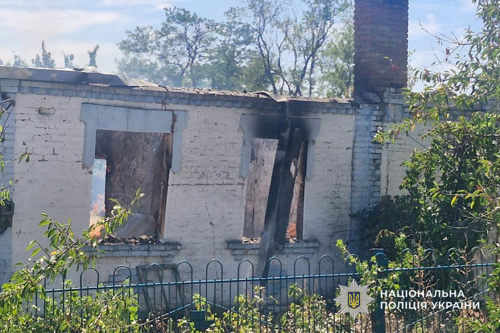 Полицейские работают на местах вражеских ударов и документируют последствия обстрелов Днепропетровщины Полицейские работают на местах вражеских ударов и документируют последствия обстрелов Днепропетровщины