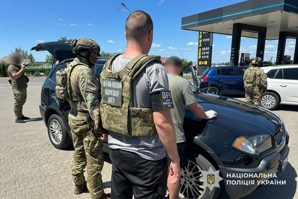 Полицейские Днепропетровской области разоблачили схему продажи автомобилей, ввезенных в Украину как гуманитарная помощь для военных НГУ Полицейские Днепропетровской области разоблачили схему продажи автомобилей, ввезенных в Украину как гуманитарная помощь для военных НГУ