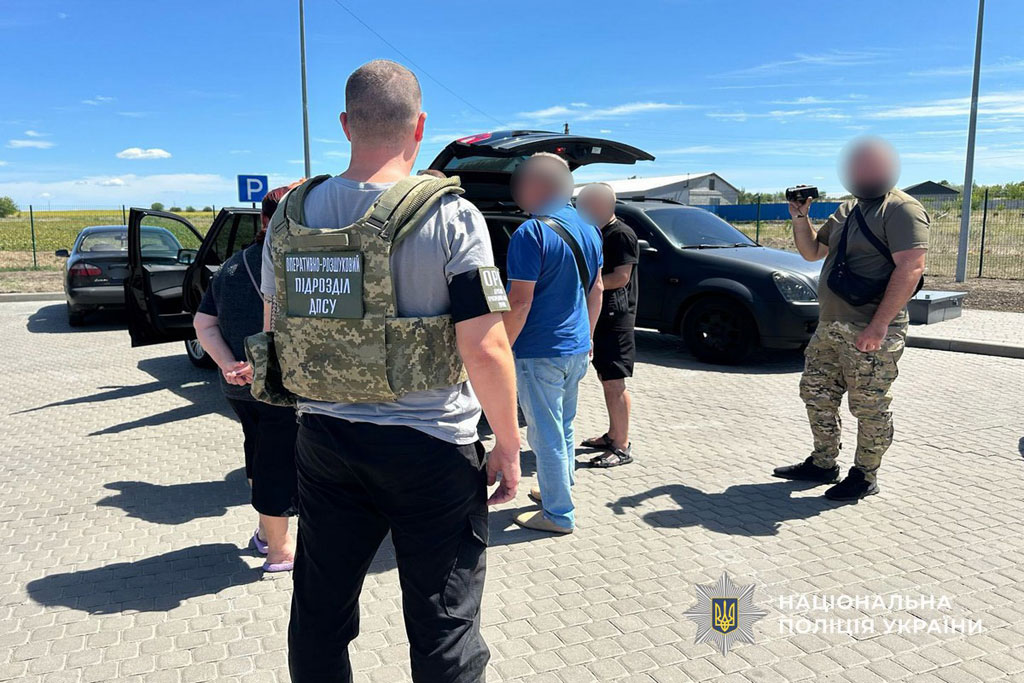 Полицейские Днепропетровской области разоблачили схему продажи автомобилей, ввезенных в Украину как гуманитарная помощь для военных НГУ Полицейские Днепропетровской области разоблачили схему продажи автомобилей, ввезенных в Украину как гуманитарная помощь для военных НГУ