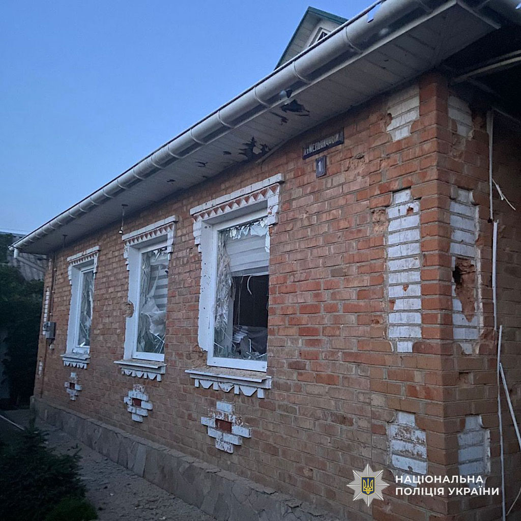 В Никополе российские военные убили троих человек, еще четверо получили ранения – среди них спасатели: следственно-оперативные группы полиции задокументировали последствия российского обстрела В Никополе российские военные убили троих человек, еще четверо получили ранения – среди них спасатели: следственно-оперативные группы полиции задокументировали последствия российского обстрела