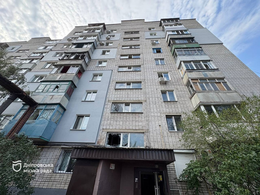 В Днепре приводят в порядок то, что ночью изуродовано вражеской атакой В Днепре приводят в порядок то, что ночью изуродовано вражеской атакой