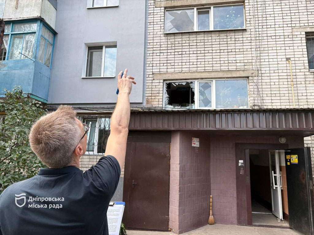 В Днепре приводят в порядок то, что ночью изуродовано вражеской атакой В Днепре приводят в порядок то, что ночью изуродовано вражеской атакой