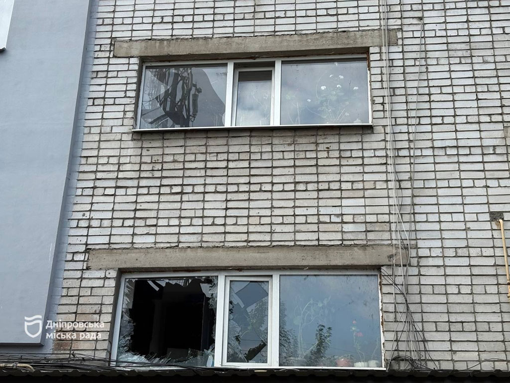 В Днепре приводят в порядок то, что ночью изуродовано вражеской атакой В Днепре приводят в порядок то, что ночью изуродовано вражеской атакой