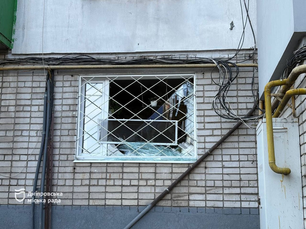 В Днепре приводят в порядок то, что ночью изуродовано вражеской атакой В Днепре приводят в порядок то, что ночью изуродовано вражеской атакой