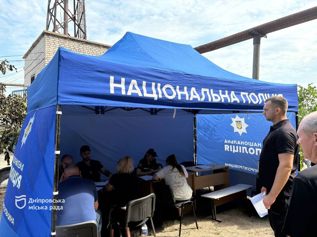 В Днепре приводят в порядок то, что ночью изуродовано вражеской атакой В Днепре приводят в порядок то, что ночью изуродовано вражеской атакой