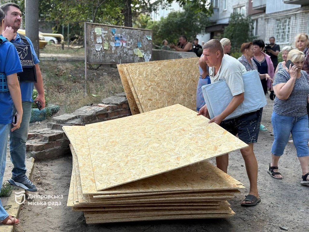 В Днепре приводят в порядок то, что ночью изуродовано вражеской атакой В Днепре приводят в порядок то, что ночью изуродовано вражеской атакой