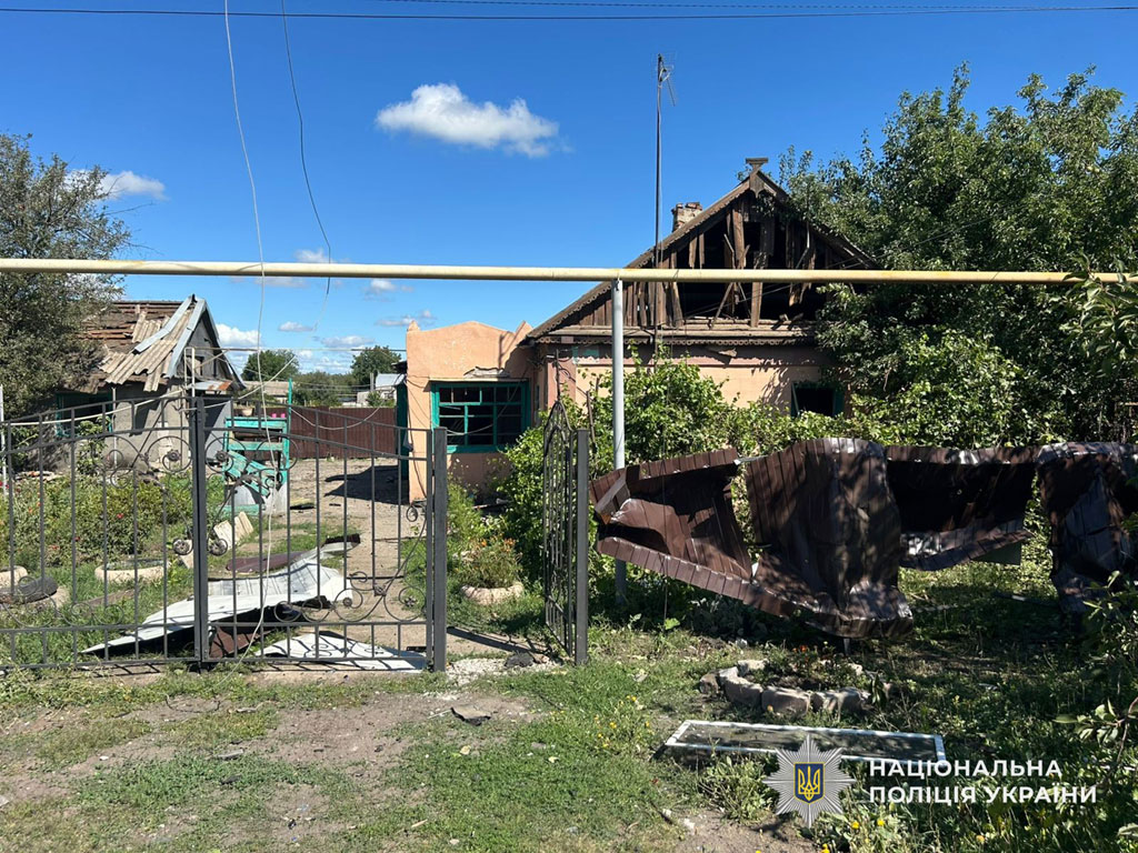 Враг продолжает бить по прифронтовым регионам Днепропетровщины: следователи собирают вещественные доказательства на местах обстрелов Враг продолжает бить по прифронтовым регионам Днепропетровщины: следователи собирают вещественные доказательства на местах обстрелов