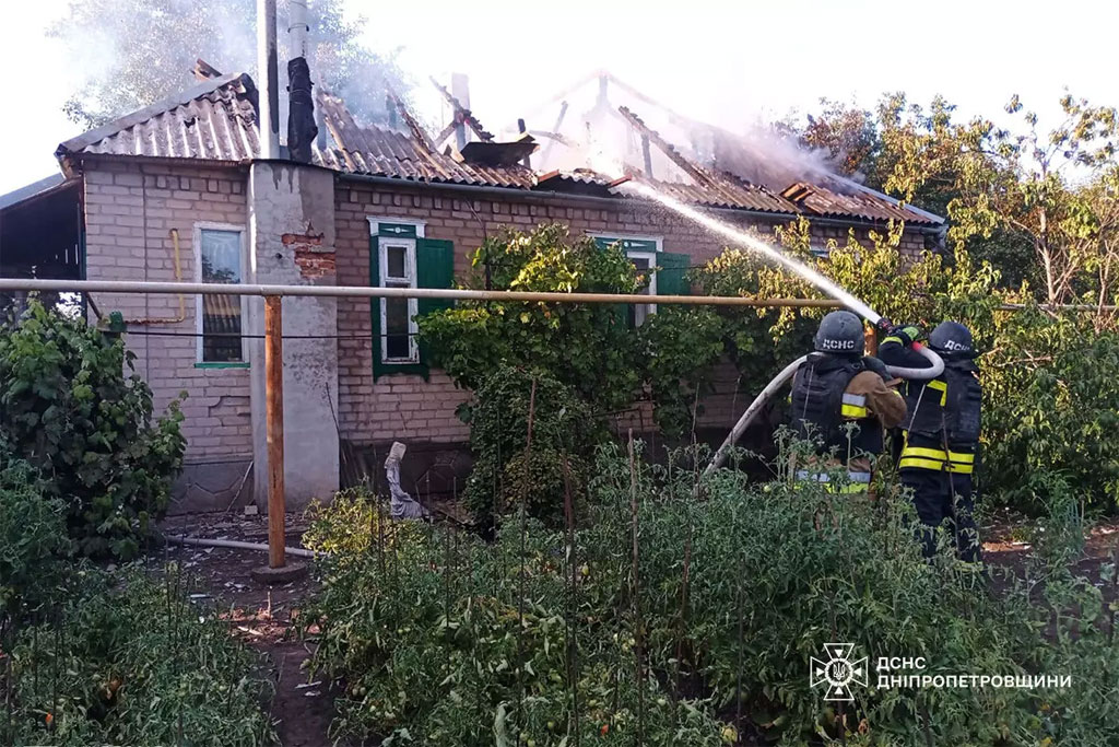 В Синельниковском районе вражеский обстрел вызвал возгорание дома В Синельниковском районе вражеский обстрел вызвал возгорание дома