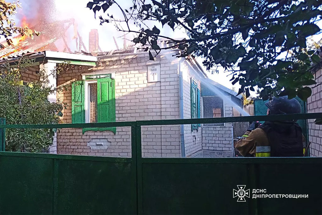 В Синельниковском районе вражеский обстрел вызвал возгорание дома В Синельниковском районе вражеский обстрел вызвал возгорание дома