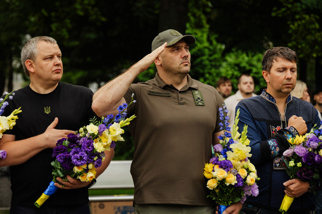 Украшенная цветами карта государства, молитва за Украину, чествование воинов: как в Днепропетровской области отметили День Независимости Украшенная цветами карта государства, молитва за Украину, чествование воинов: как в Днепропетровской области отметили День Независимости