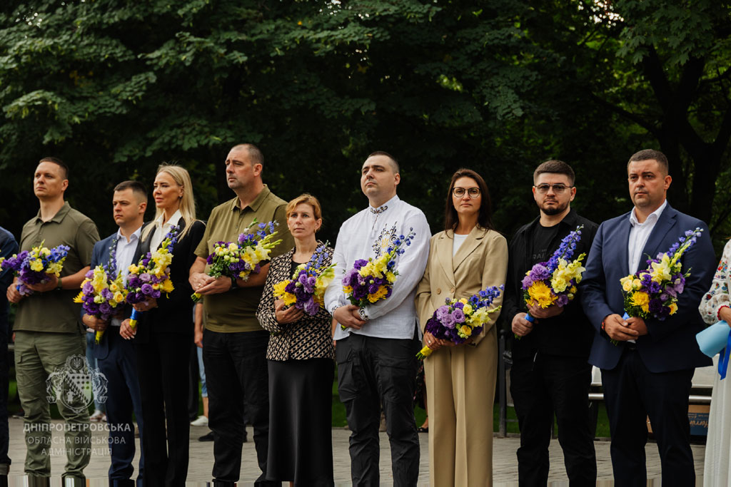 Украшенная цветами карта государства, молитва за Украину, чествование воинов: как в Днепропетровской области отметили День Независимости Украшенная цветами карта государства, молитва за Украину, чествование воинов: как в Днепропетровской области отметили День Независимости