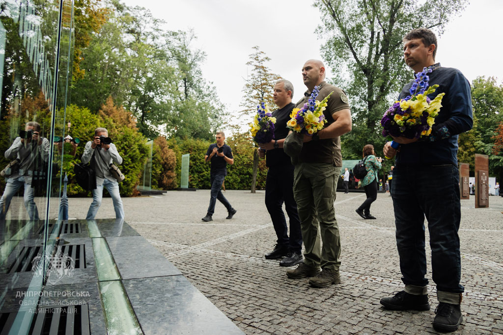 Украшенная цветами карта государства, молитва за Украину, чествование воинов: как в Днепропетровской области отметили День Независимости Украшенная цветами карта государства, молитва за Украину, чествование воинов: как в Днепропетровской области отметили День Независимости