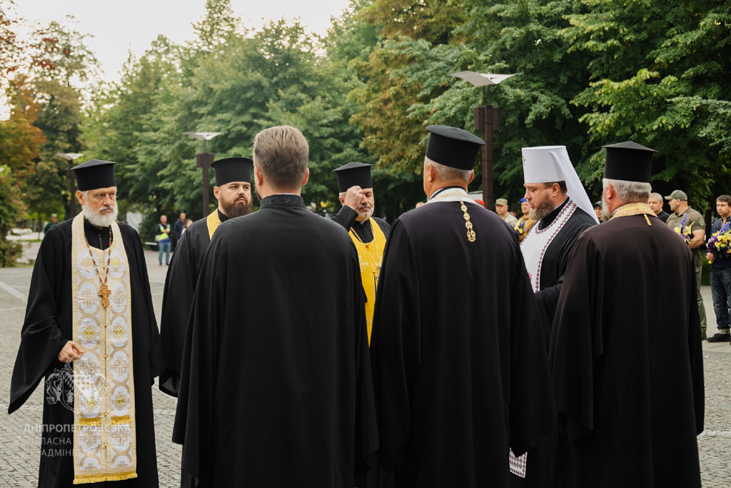 Украшенная цветами карта государства, молитва за Украину, чествование воинов: как в Днепропетровской области отметили День Независимости Украшенная цветами карта государства, молитва за Украину, чествование воинов: как в Днепропетровской области отметили День Независимости