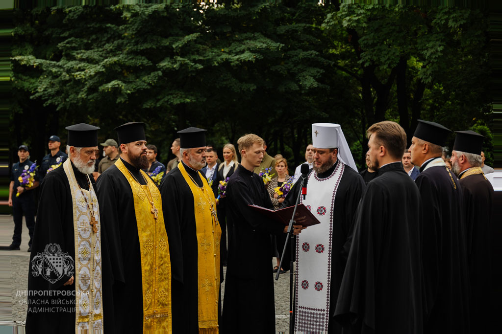Украшенная цветами карта государства, молитва за Украину, чествование воинов: как в Днепропетровской области отметили День Независимости Украшенная цветами карта государства, молитва за Украину, чествование воинов: как в Днепропетровской области отметили День Независимости