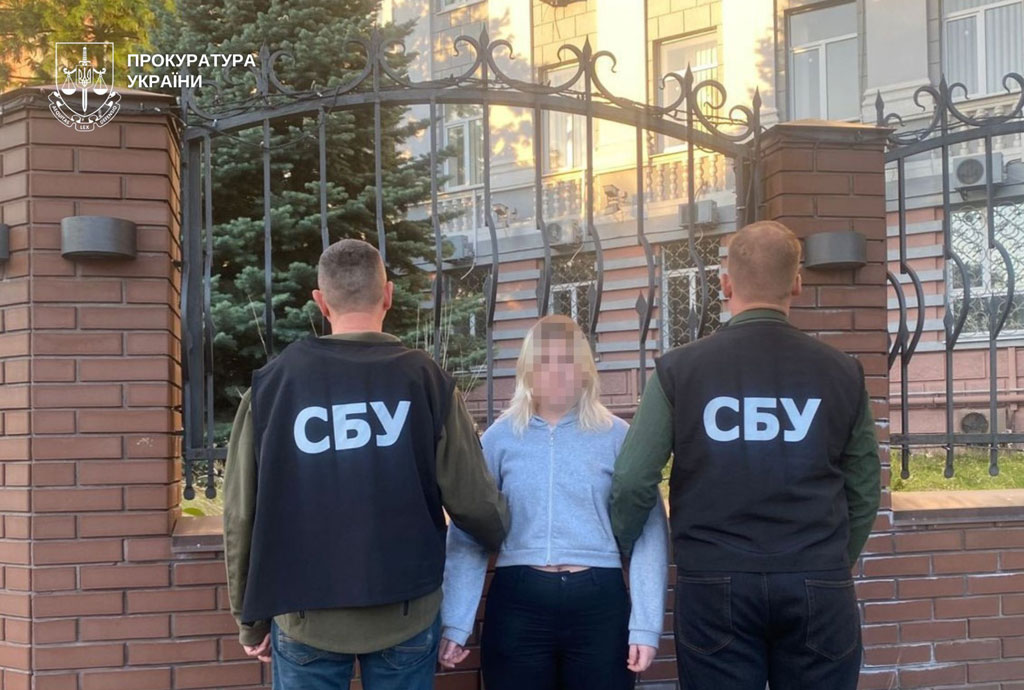 На Днепропетровщине разоблачена женщина, которая заложила самодельное взрывное устройство под автомобиль военного ВСУ На Днепропетровщине разоблачена женщина, которая заложила самодельное взрывное устройство под автомобиль военного ВСУ