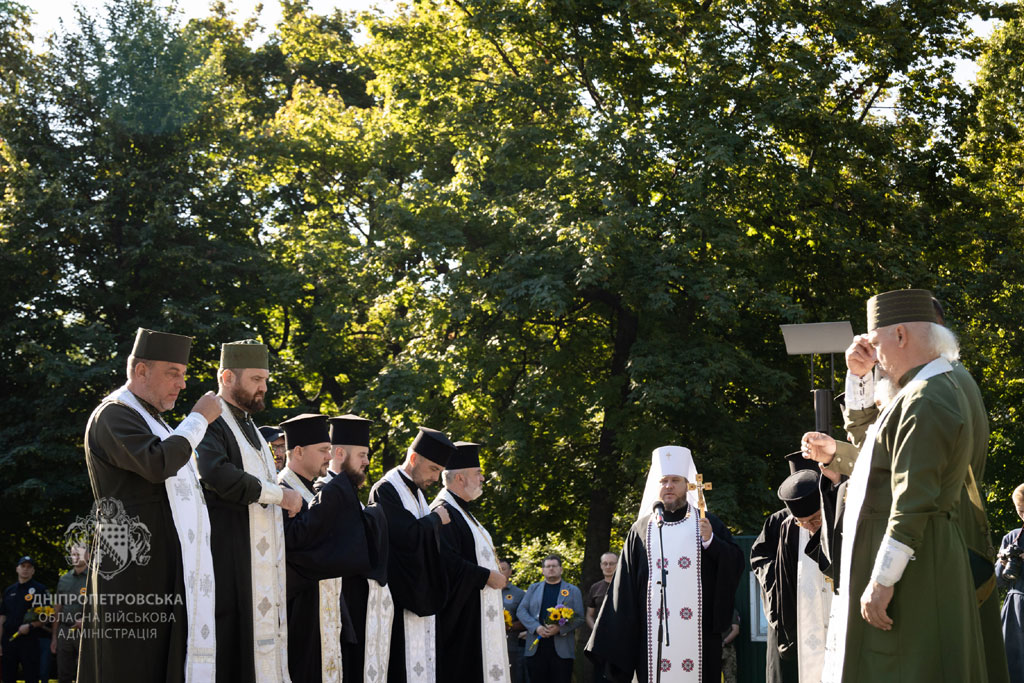 Траурная панихида, букеты подсолнухов, минута молчания: как в Днепропетровской области почтили память погибших воинов Траурная панихида, букеты подсолнухов, минута молчания: как в Днепропетровской области почтили память погибших воинов