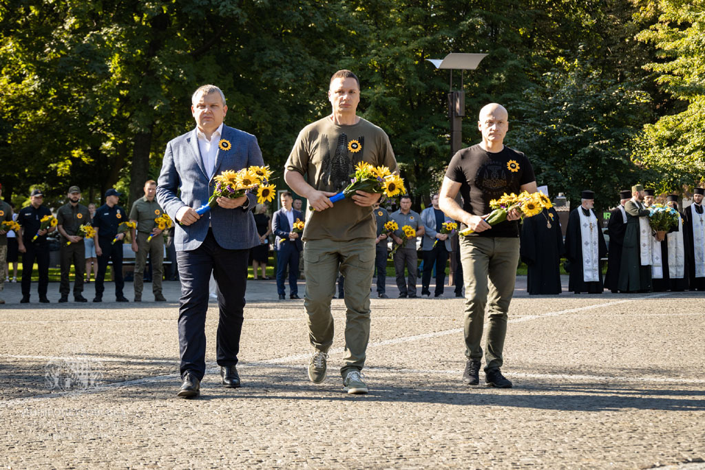 Траурная панихида, букеты подсолнухов, минута молчания: как в Днепропетровской области почтили память погибших воинов Траурная панихида, букеты подсолнухов, минута молчания: как в Днепропетровской области почтили память погибших воинов