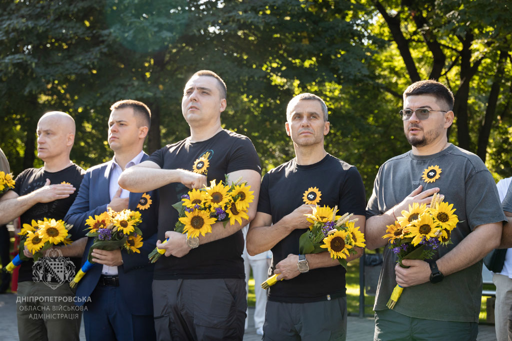 Траурная панихида, букеты подсолнухов, минута молчания: как в Днепропетровской области почтили память погибших воинов Траурная панихида, букеты подсолнухов, минута молчания: как в Днепропетровской области почтили память погибших воинов