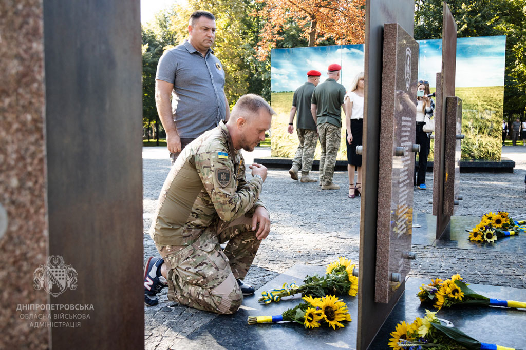 Траурная панихида, букеты подсолнухов, минута молчания: как в Днепропетровской области почтили память погибших воинов Траурная панихида, букеты подсолнухов, минута молчания: как в Днепропетровской области почтили память погибших воинов