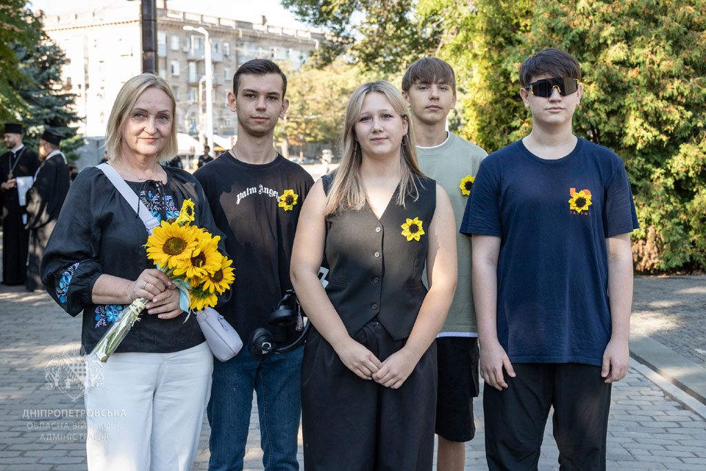 Траурная панихида, букеты подсолнухов, минута молчания: как в Днепропетровской области почтили память погибших воинов Траурная панихида, букеты подсолнухов, минута молчания: как в Днепропетровской области почтили память погибших воинов