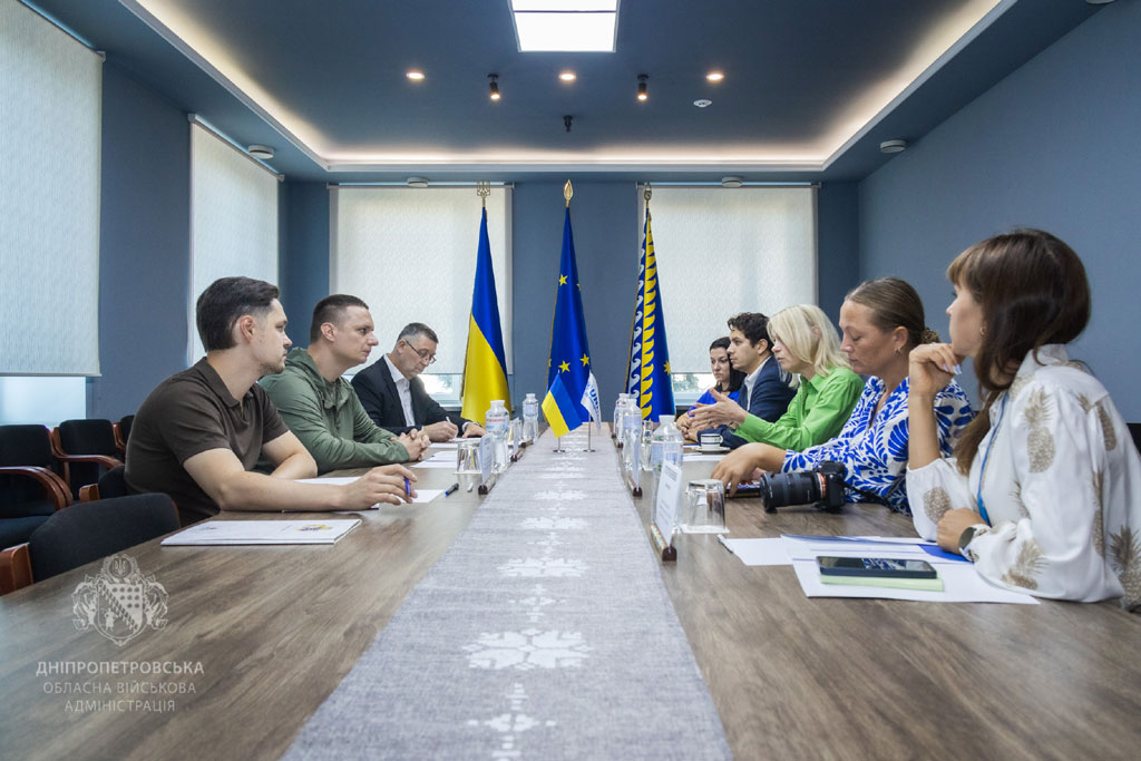 Поддержка транзитных центров и помощь людям: команда ОВА встретилась с делегацией УВКБ ООН в Украине Поддержка транзитных центров и помощь людям: команда ОВА встретилась с делегацией УВКБ ООН в Украине