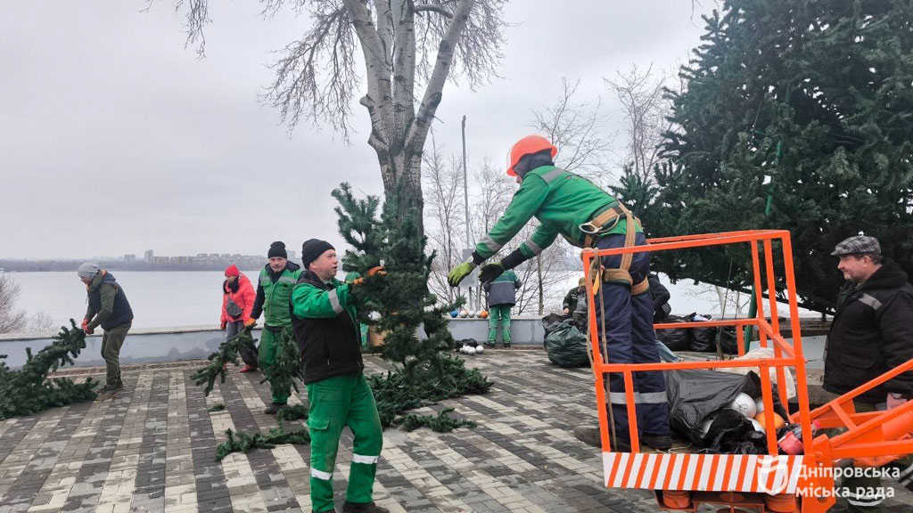 Город Днепр начали готовить к рождественским праздникам Город Днепр начали готовить к рождественским праздникам