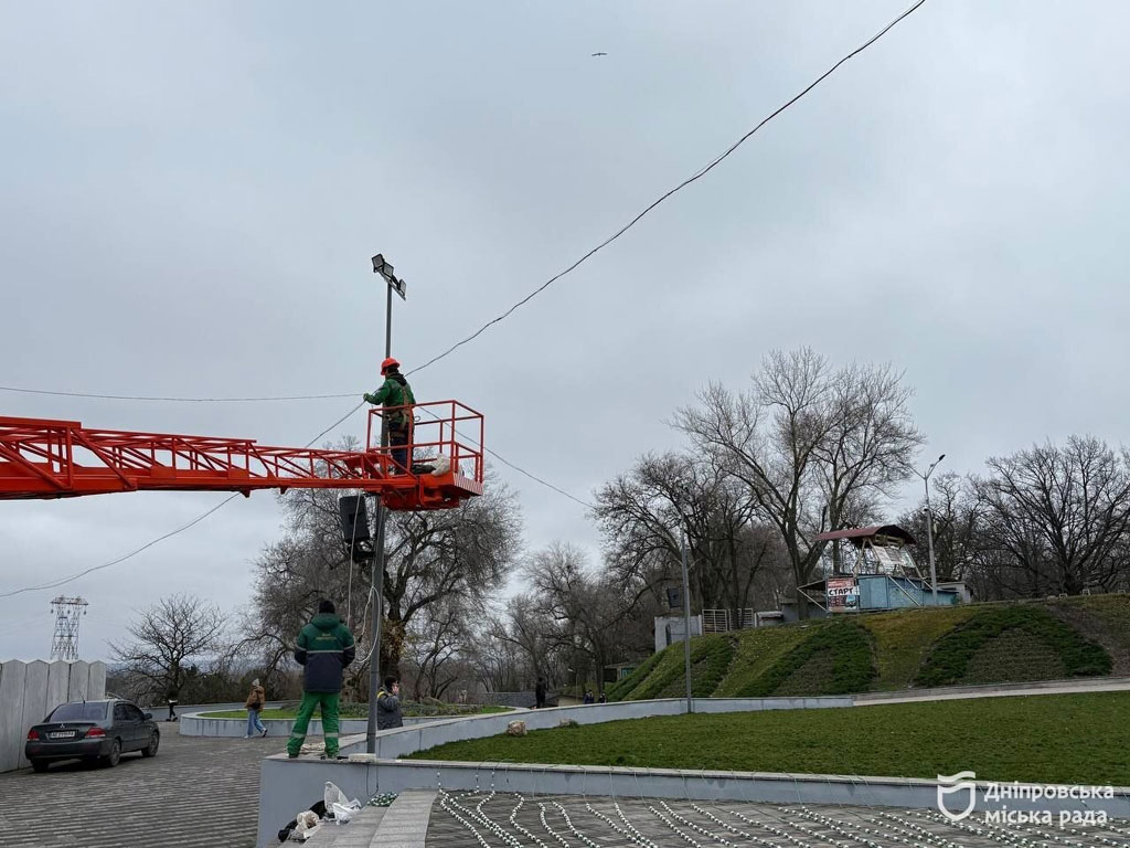 Город Днепр начали готовить к рождественским праздникам Город Днепр начали готовить к рождественским праздникам