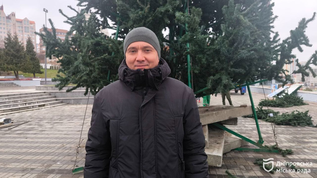 Город Днепр начали готовить к рождественским праздникам Город Днепр начали готовить к рождественским праздникам