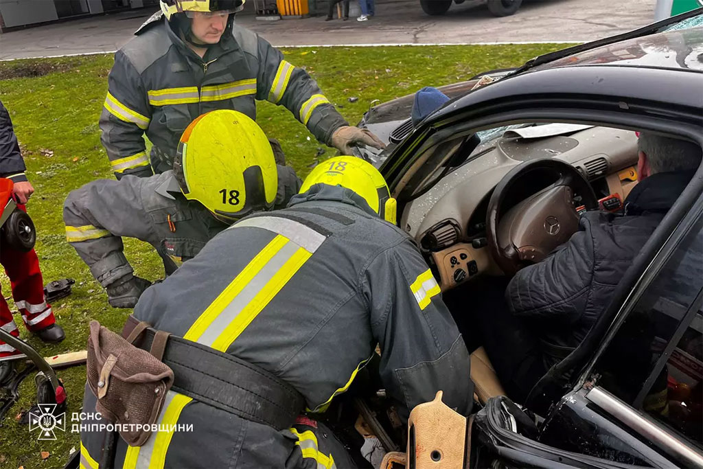 В Днепре спасатели ликвидировали последствия ДТП с тремя автомобилями В Днепре спасатели ликвидировали последствия ДТП с тремя автомобилями