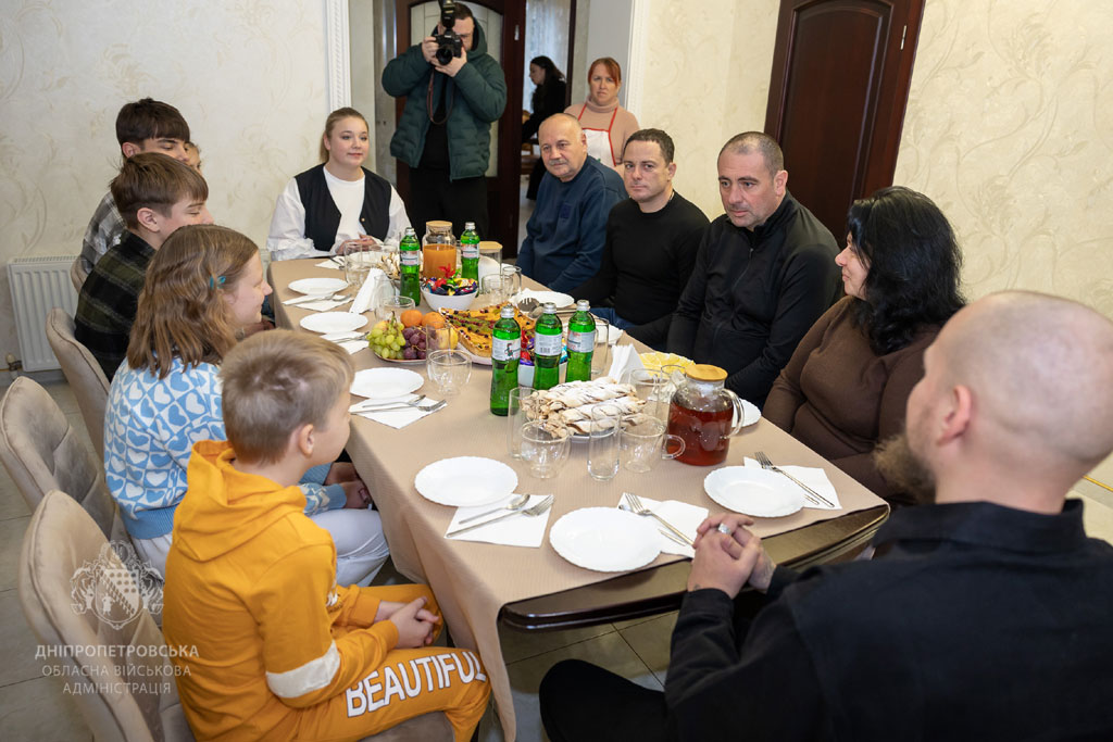 В Каменском в новый дом переехал детский дом семейного типа В Каменском в новый дом переехал детский дом семейного типа